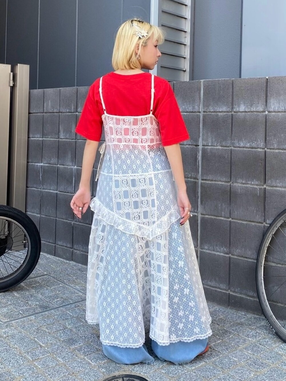 ブルー系のデニムパンツ、ホワイト系のワンピース、レッド系のTシャツ/カットソーを着用したレディースの夏コーディネートの5枚目の写真