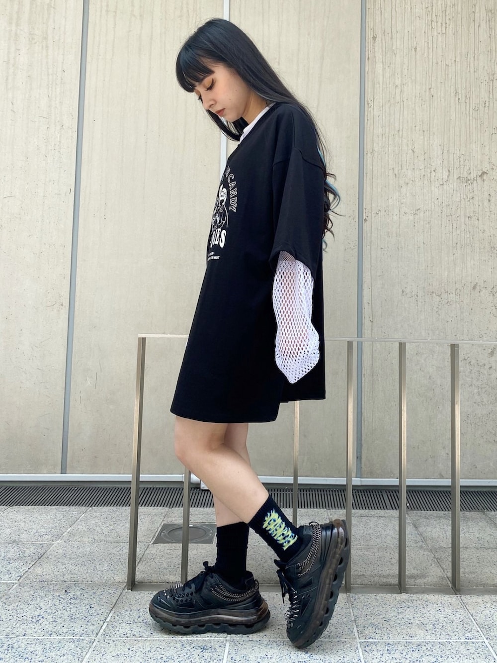 ブラック系のTシャツ/カットソー、ホワイト系のTシャツ/カットソーを着用したレディースの夏コーディネートの3枚目の写真