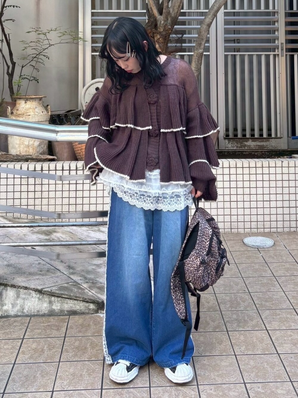 その他のバックパック/リュック、ブルー系のデニムパンツ、ブラウン系のカーディガン/ボレロを着用したレディースの秋コーディネートの4枚目の写真