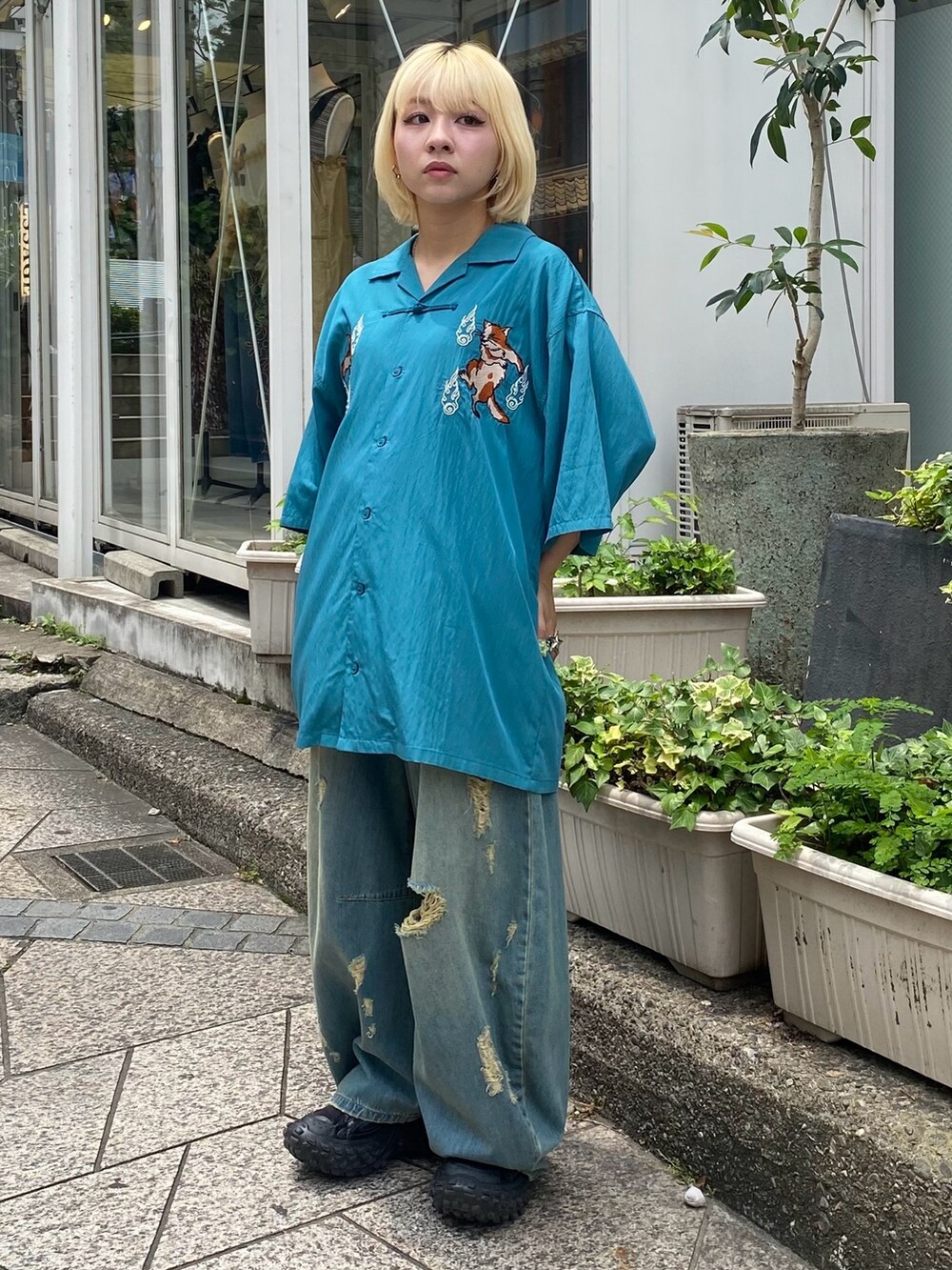 ブルー系のデニムパンツ、ブルー系のシャツ/ブラウスを着用したレディースの夏コーディネートの2枚目の写真