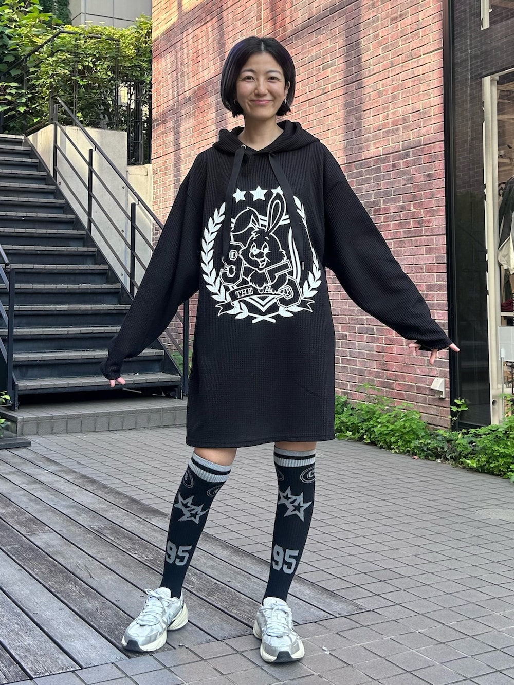 シルバー系のシューズ、ブラック系のパーカー、ブラック系のソックス/靴下を着用したレディースの秋コーディネートの2枚目の写真