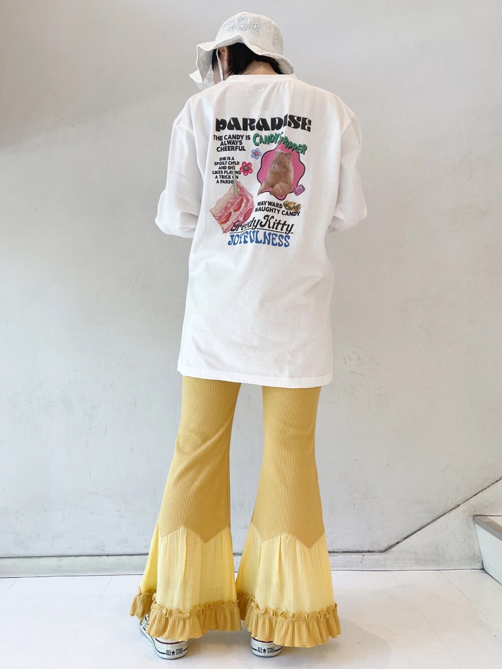 ホワイト系のスニーカー、ホワイト系のTシャツ/カットソー、イエロー系のその他パンツを着用したレディースの春コーディネートの2枚目の写真