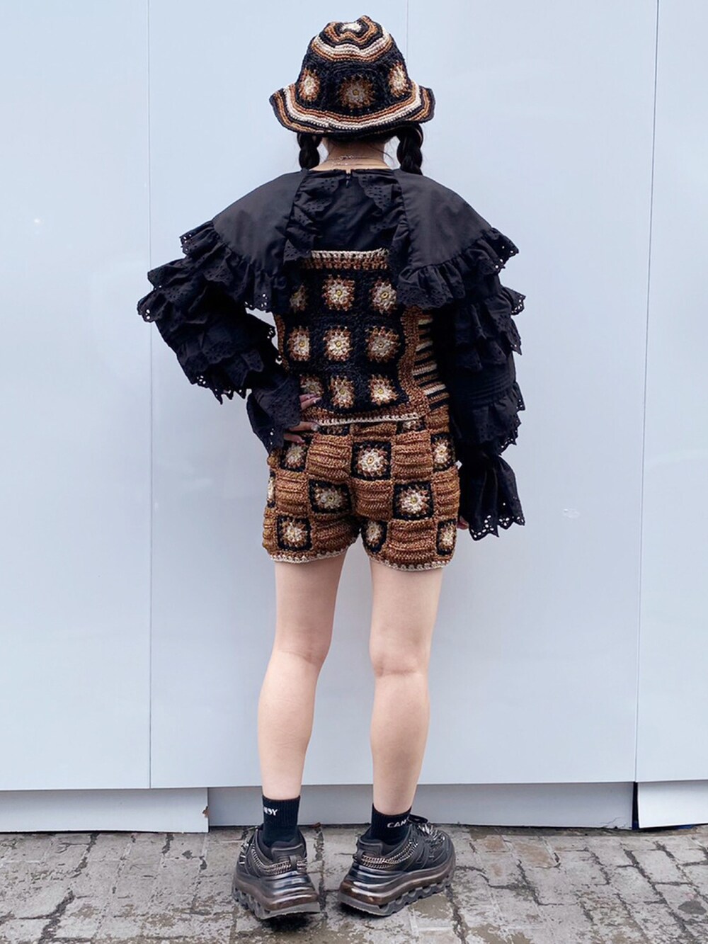 ブラウン系のその他パンツ、ブラウン系のキャミソール、ブラック系のシャツ/ブラウスを着用したレディースの春コーディネートの2枚目の写真