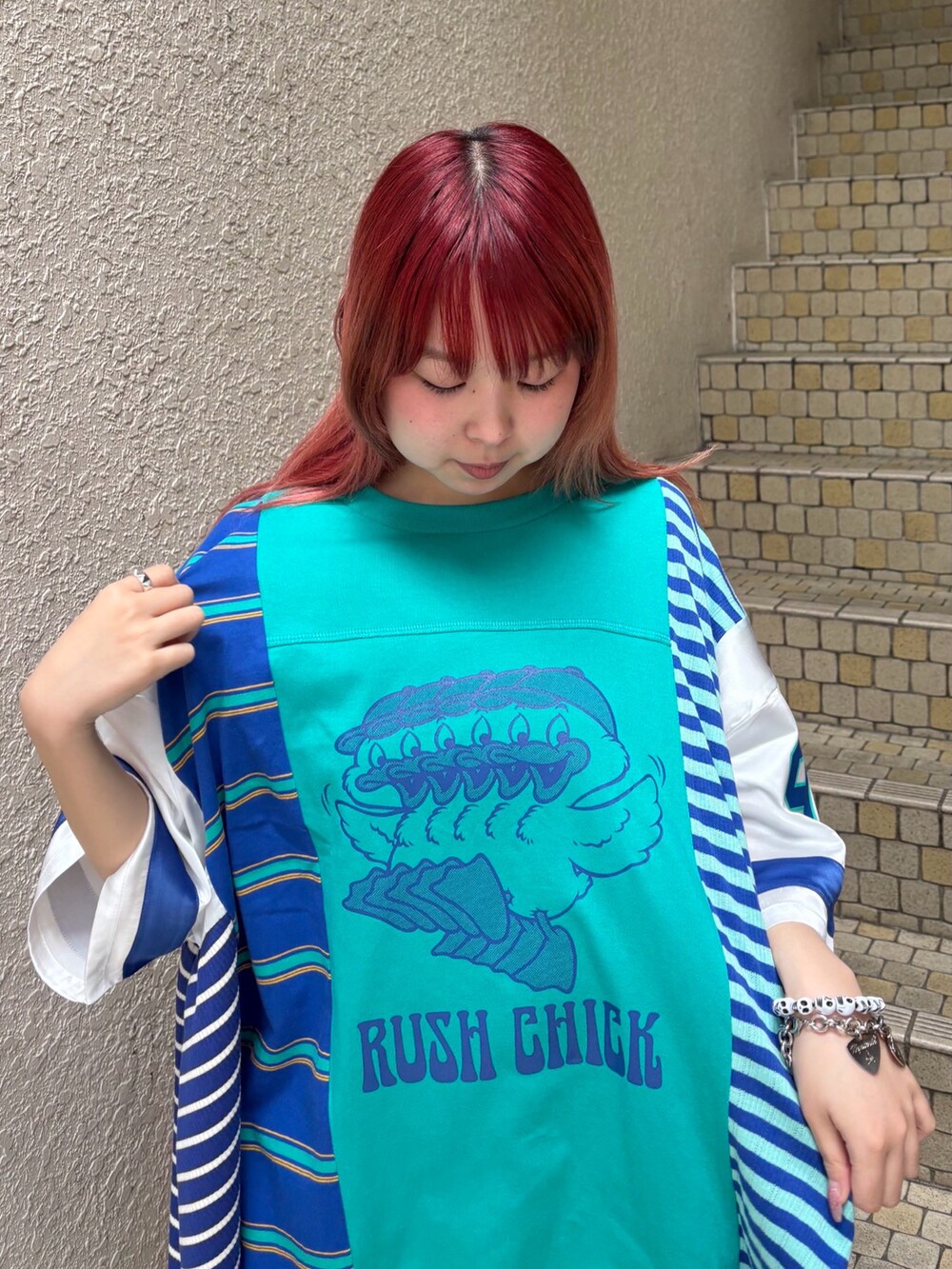 ホワイト系のその他パンツ、ホワイト系のスカート、グリーン系のTシャツ/カットソーを着用したレディースの春コーディネートの5枚目の写真