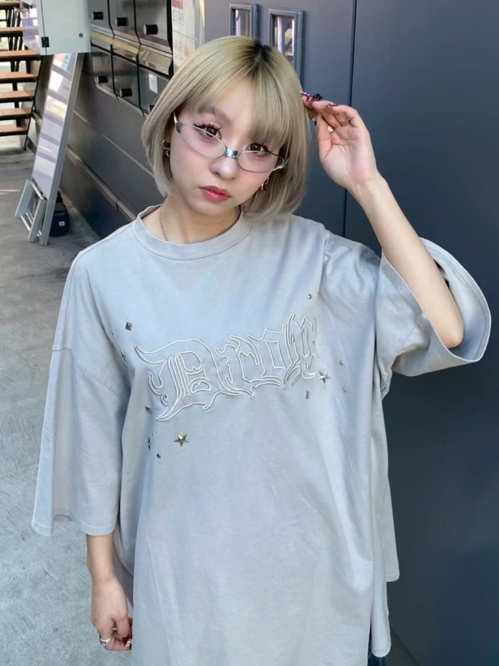 ブルー系のデニムパンツ、ベージュ系のTシャツ/カットソー、ブルー系のデニムジャケットを着用したレディースの春コーディネートの4枚目の写真