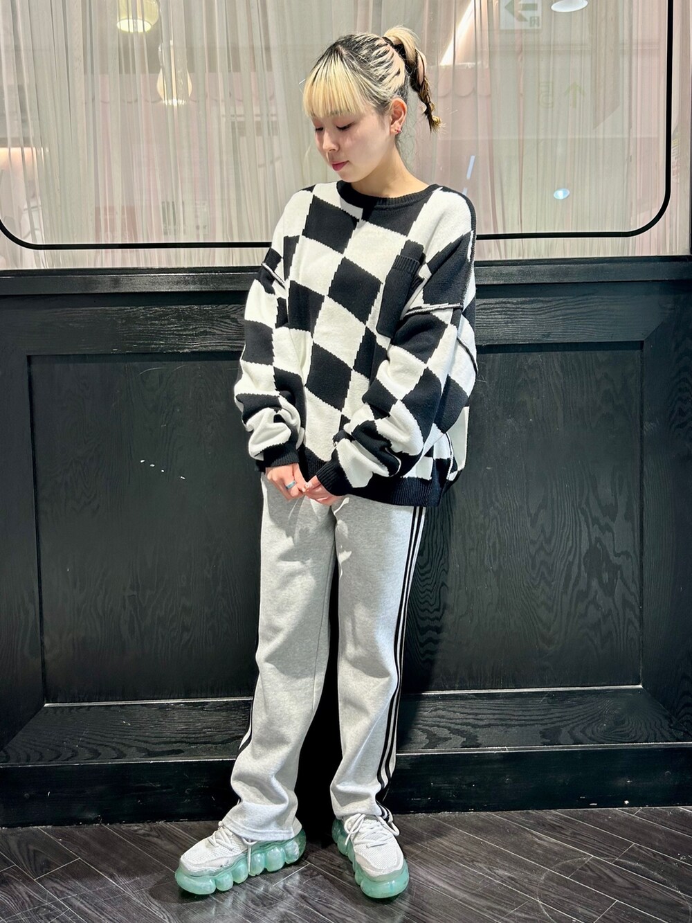 グレー系のその他パンツ、ブラック系のニット/セーターを着用したレディースの冬コーディネートの2枚目の写真