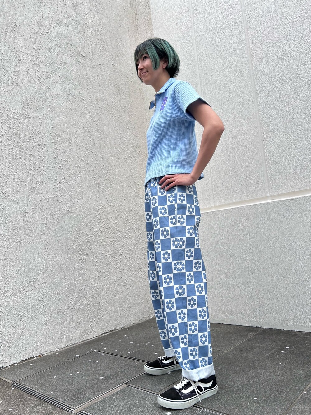 ブラック系のシューズ、ブルー系のその他パンツ、ブルー系のその他トップスを着用したレディースの春コーディネートの2枚目の写真