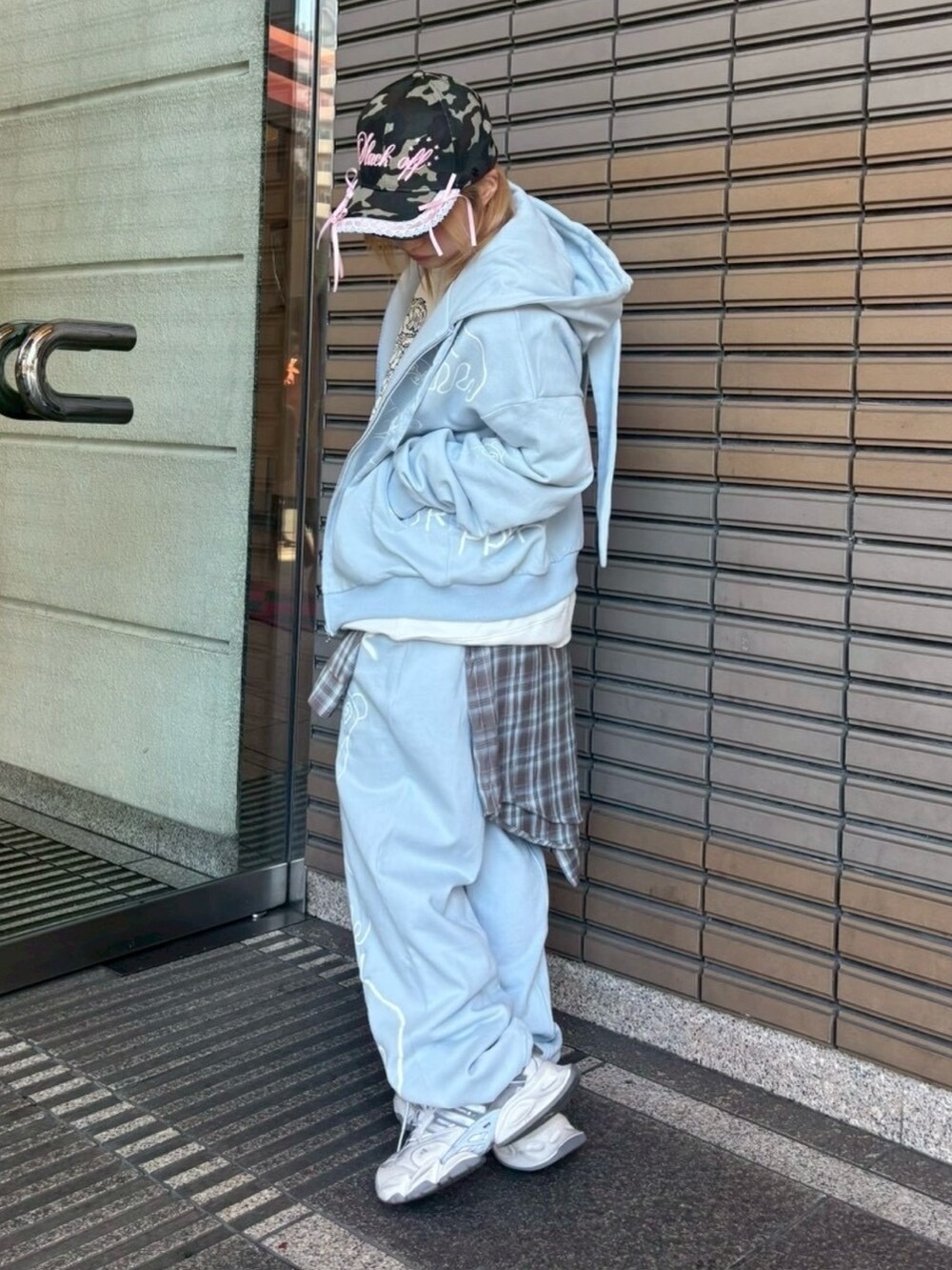 ブルー系のスウェットパンツ、ブラウン系のシャツ/ブラウス、ホワイト系のスウェットを着用したレディースの冬コーディネートの4枚目の写真