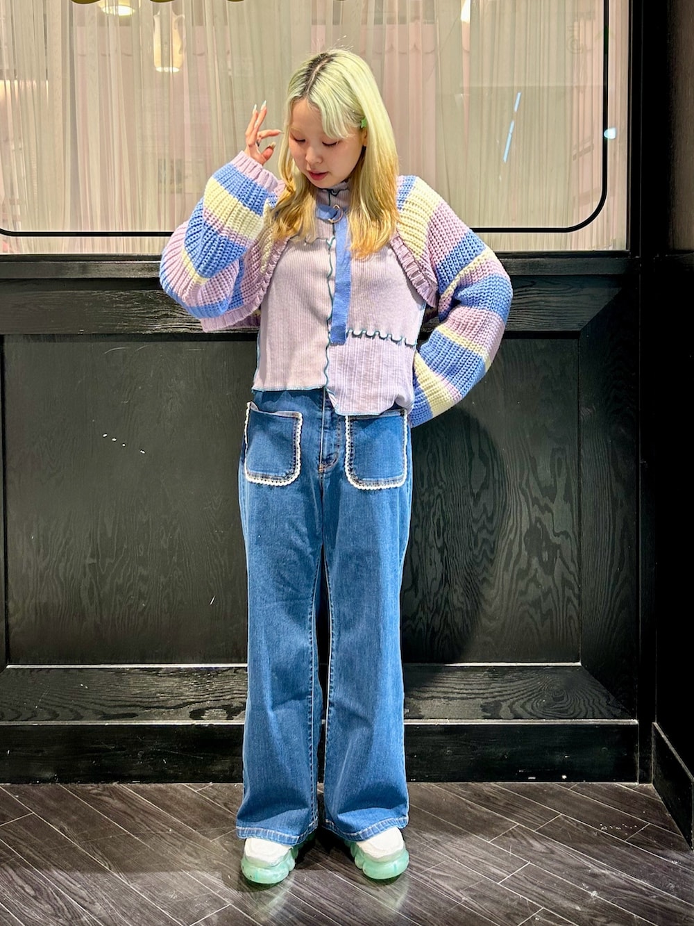 ブルー系のデニムパンツ、パープル系のその他トップス、パープル系のカーディガン/ボレロを着用したレディースの冬コーディネートの2枚目の写真