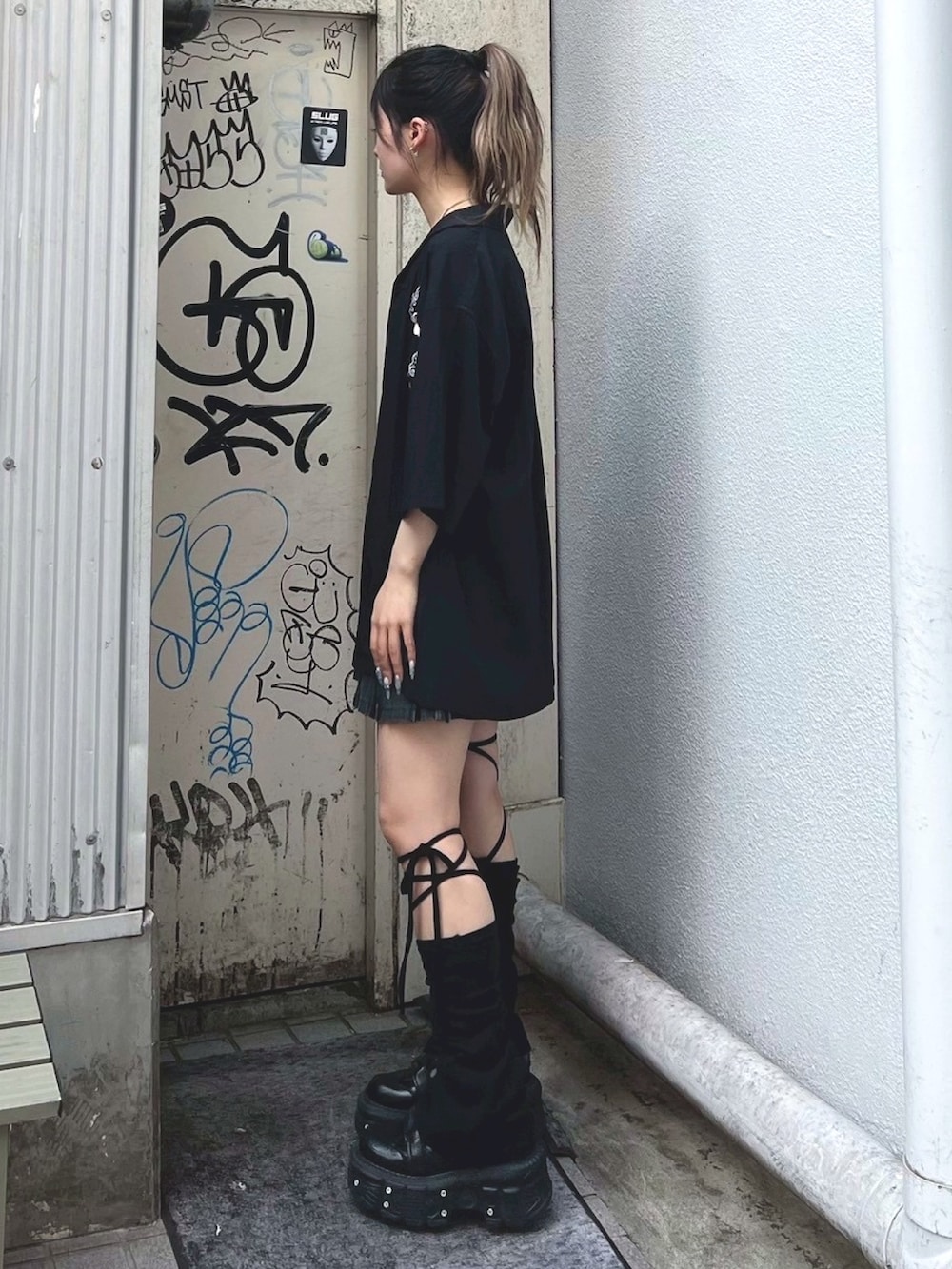 ブラック系のシャツ/ブラウス、ブラック系のTシャツ/カットソー、ブラック系のスカートを着用したレディースの夏コーディネートの3枚目の写真