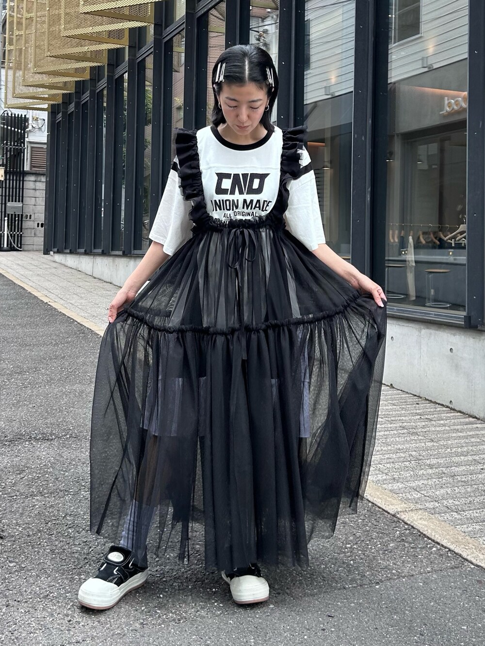 ブラック系のスカート、ホワイト系のワンピースを着用したレディースの秋コーディネートの4枚目の写真