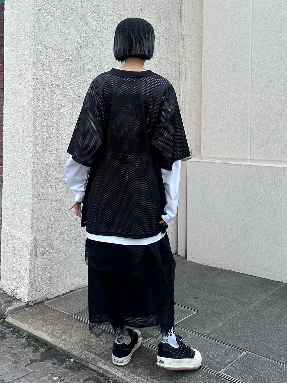 ブラック系のスカート、ブラック系のTシャツ/カットソー、ブラック系のTシャツ/カットソーを着用したレディースの春コーディネートの5枚目の写真