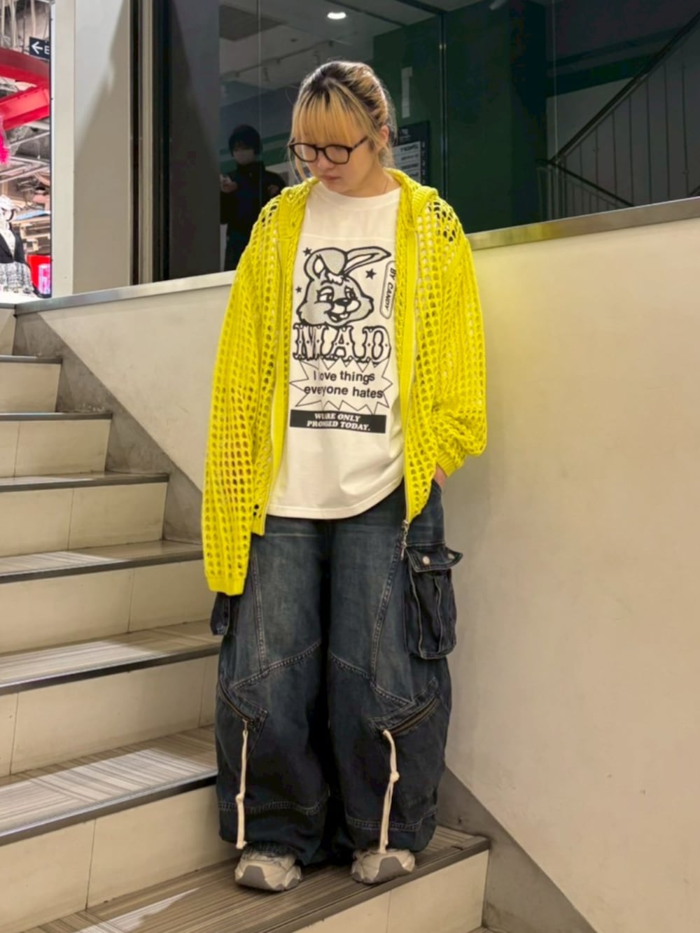 ブルー系のデニムパンツ、イエロー系のパーカー、ホワイト系のTシャツ/カットソーを着用したレディースの春コーディネートの2枚目の写真