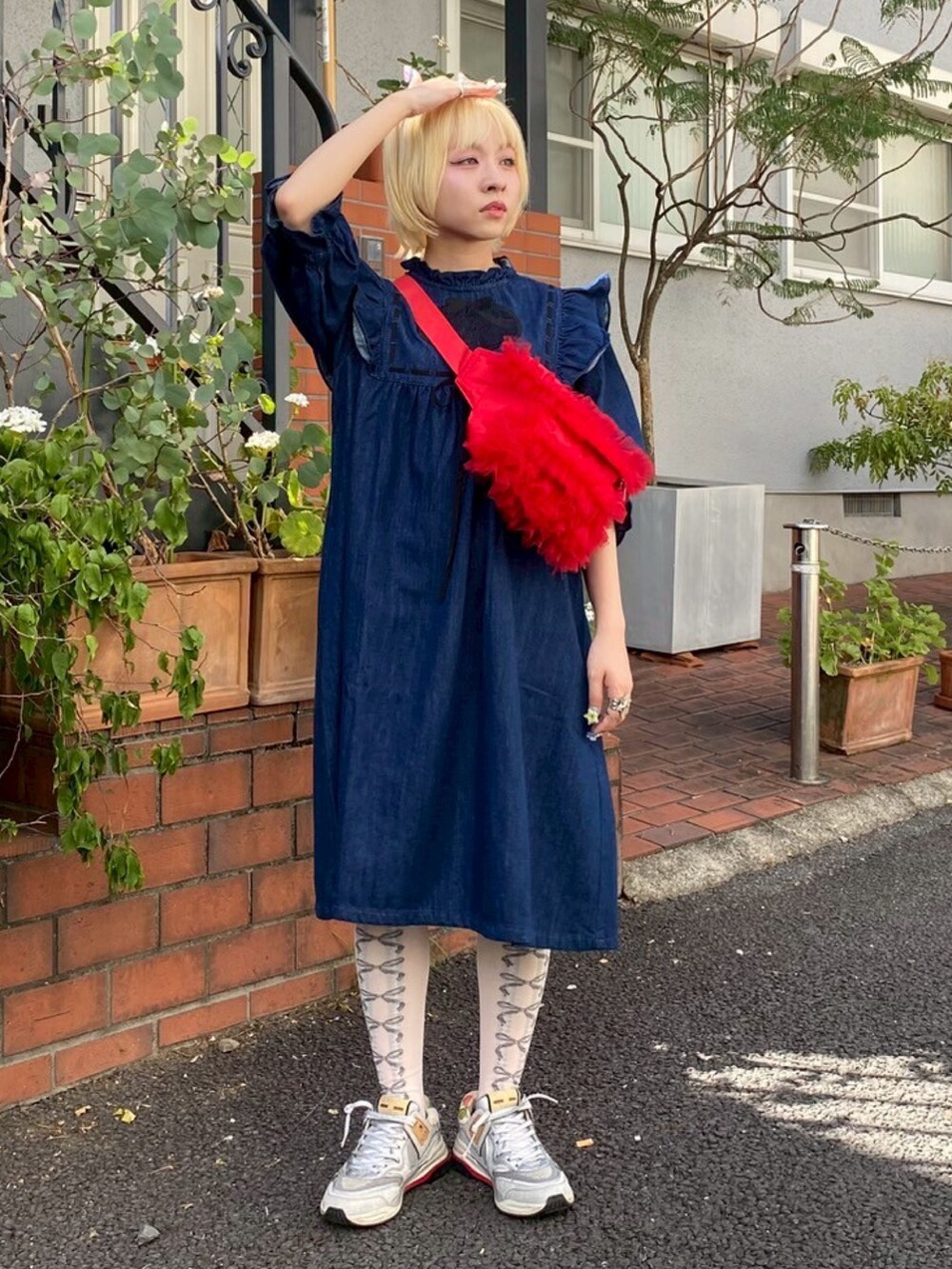 レッド系のボディバッグ/ウエストポーチ、ブルー系のワンピース、グレー系のソックス/靴下を着用したレディースの夏コーディネートの5枚目の写真