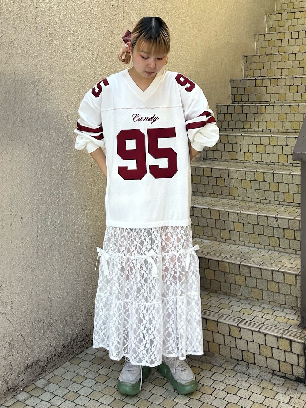 ホワイト系のワンピースを着用したレディースの冬コーディネートの2枚目の写真