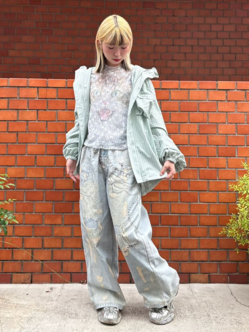 ブルー系のその他パンツ、ホワイト系のTシャツ/カットソー、グリーン系のブルゾンを着用したレディースの秋コーディネートの2枚目の写真
