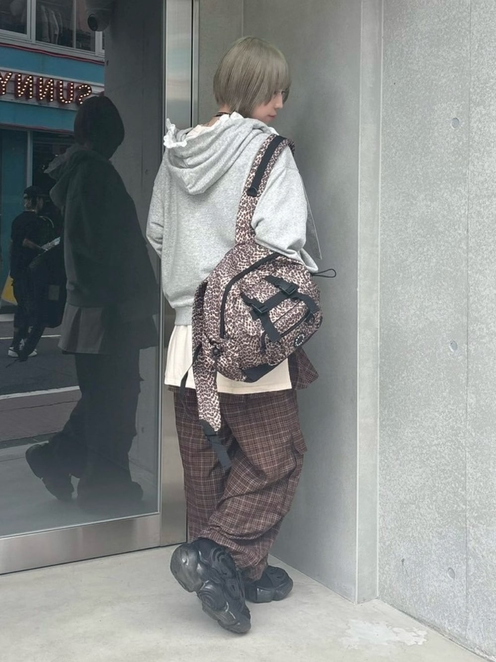 ベージュ系のTシャツ/カットソー、グレー系のパーカー、ブラウン系のその他パンツを着用したレディースの秋コーディネートの4枚目の写真