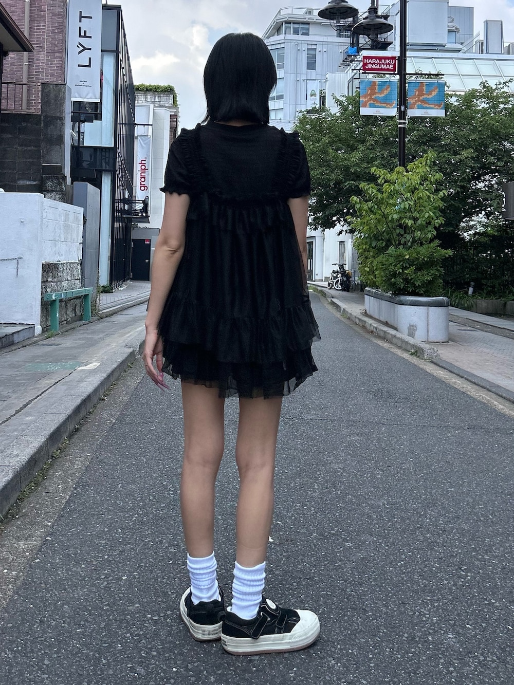 ブラック系のその他パンツ、ブラック系のその他トップス、ブラック系のTシャツ/カットソーを着用したレディースの夏コーディネートの6枚目の写真