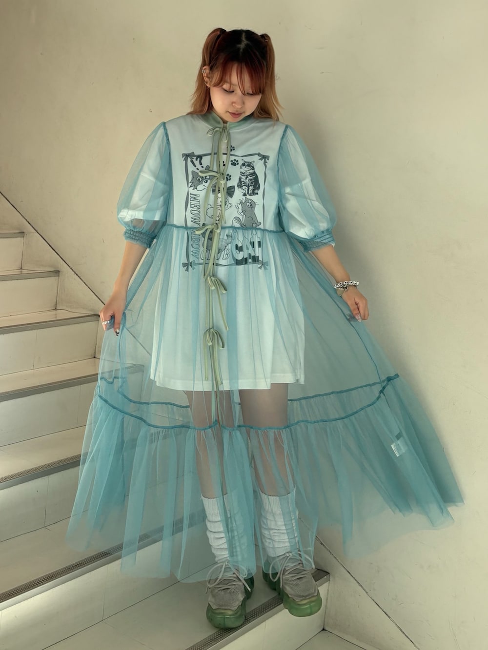 ブルー系のワンピース、ホワイト系のTシャツ/カットソーを着用したレディースの夏コーディネートの3枚目の写真