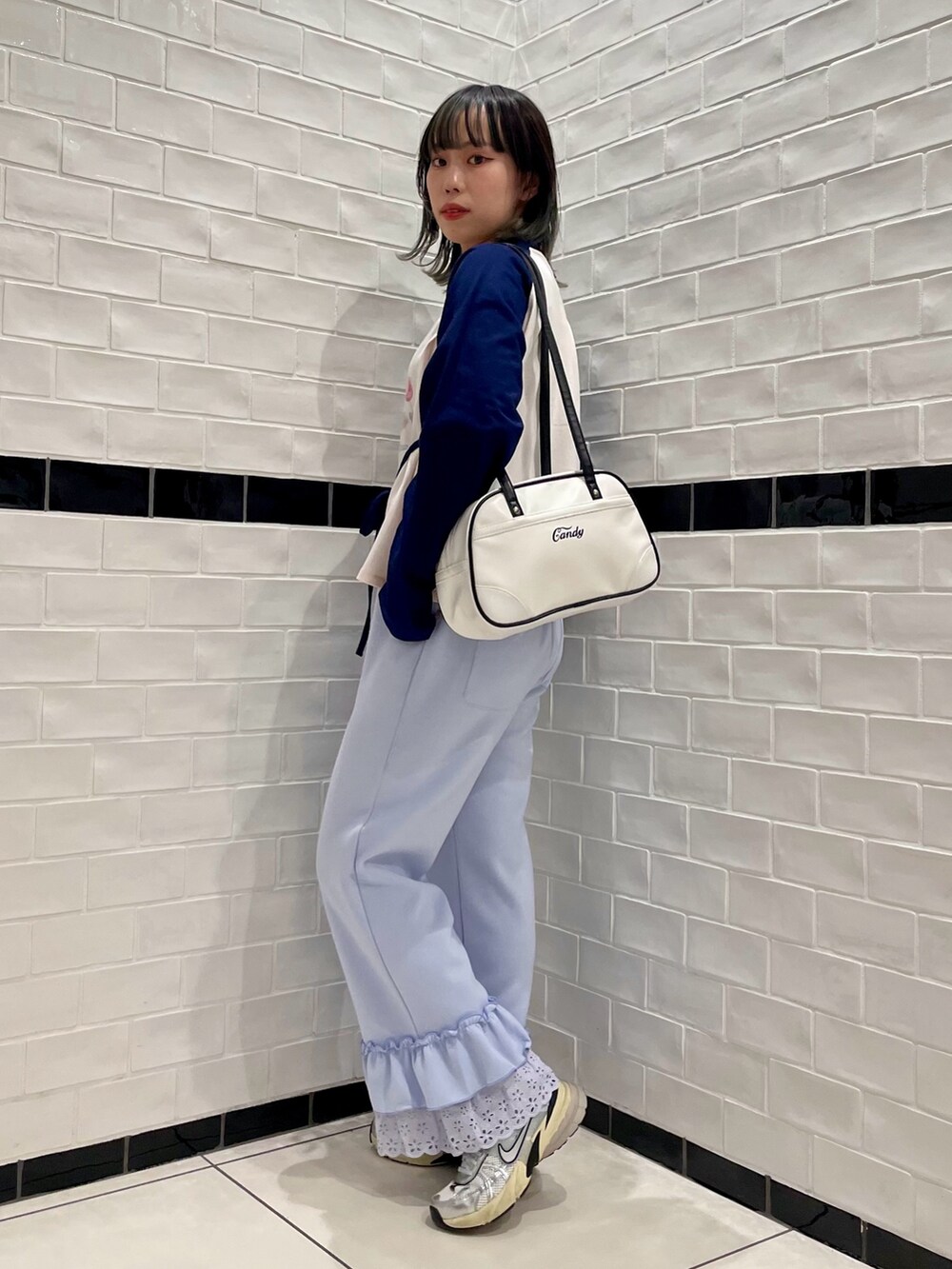 ピンク系のTシャツ/カットソー、ブルー系のその他パンツ、ホワイト系のボストンバッグを着用したレディースの冬コーディネートの3枚目の写真