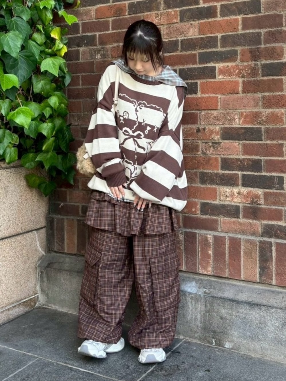 ブラウン系のニット/セーター、ブラウン系のシャツ/ブラウス、ブラウン系のその他パンツを着用したレディースの秋コーディネートの3枚目の写真