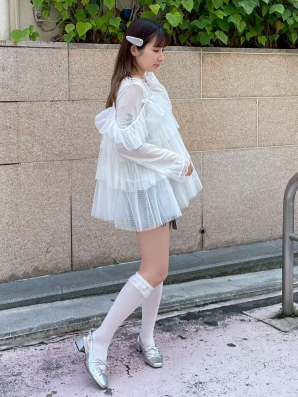 ブラック系のその他パンツ、ホワイト系のTシャツ/カットソー、ホワイト系のその他トップスを着用したレディースの夏コーディネートの3枚目の写真