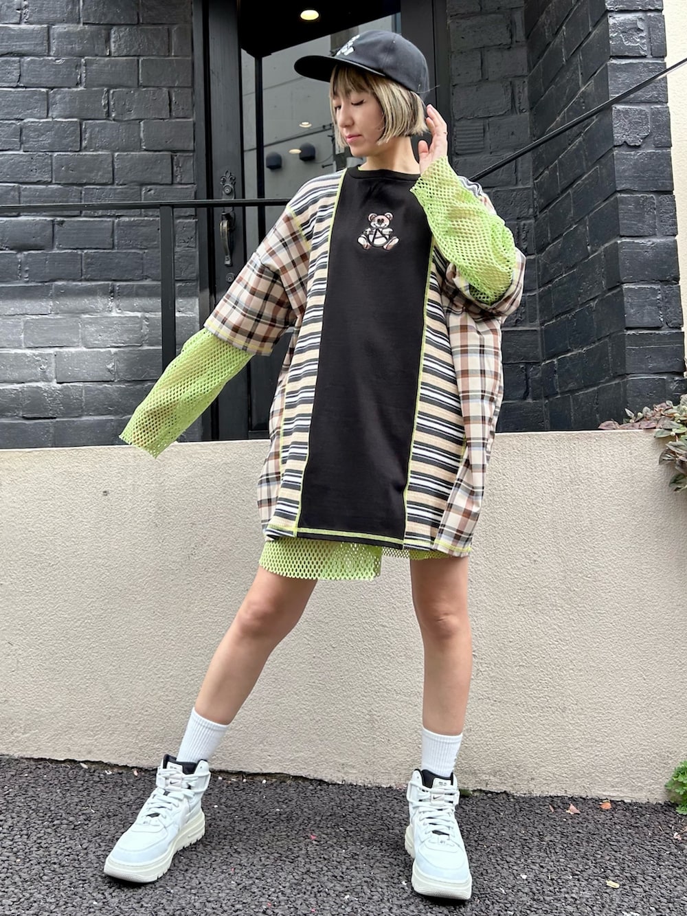 ホワイト系のシューズ、グリーン系のその他トップス、ブラック系のTシャツ/カットソーを着用したレディースの夏コーディネートの2枚目の写真