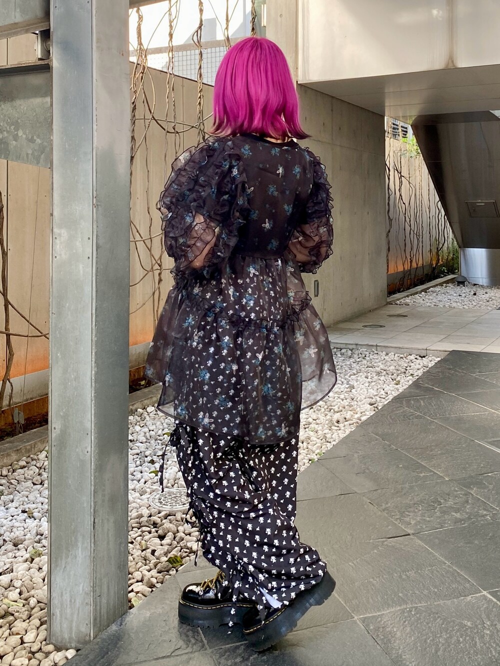 ブラック系のその他トップス、ブラック系のTシャツ/カットソー、ブラック系のその他パンツを着用したレディースの春コーディネートの2枚目の写真