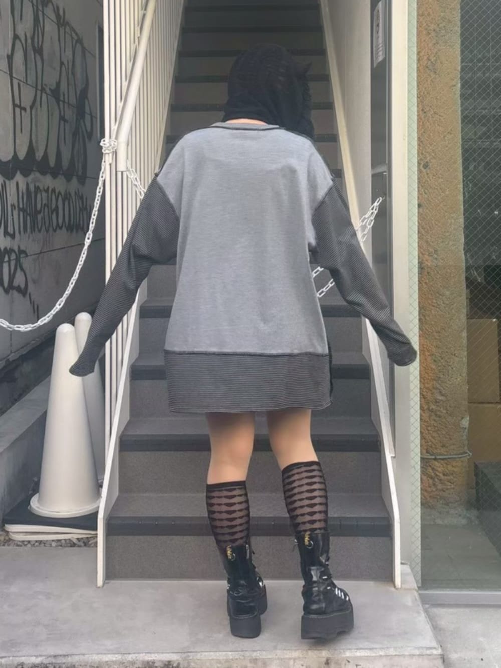 グレー系のTシャツ/カットソー、ブラック系のソックス/靴下、ブラック系のニットキャップ/ビーニーを着用したレディースの春コーディネートの4枚目の写真