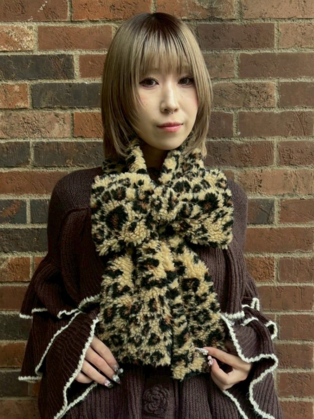 ブラウン系のカーディガン/ボレロ、ピンク系のスカート、ベージュ系のマフラーを着用したレディースの冬コーディネートの4枚目の写真