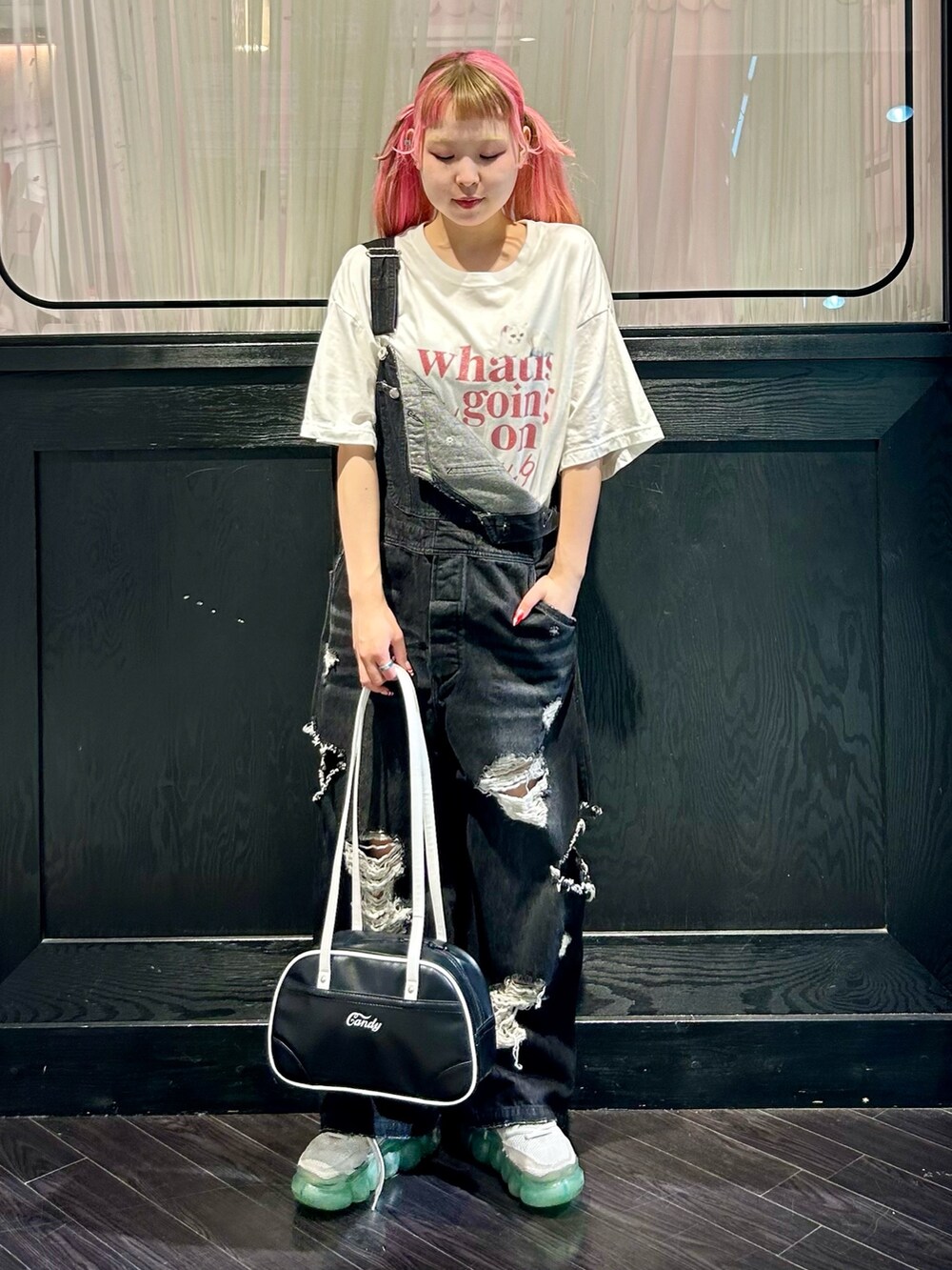 ホワイト系のTシャツ/カットソー、ブラック系のサロペット/オーバーオール、ブラック系のボストンバッグを着用したレディースの夏コーディネートの2枚目の写真