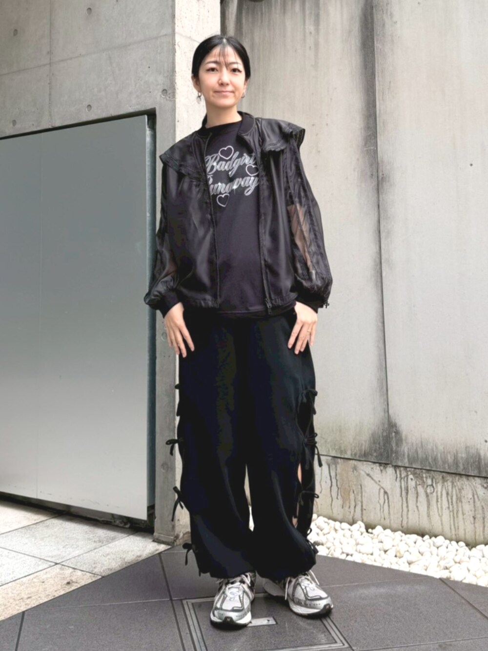 ブラック系のスウェットパンツ、ブラック系のブルゾン、ブラック系のTシャツ/カットソーを着用したレディースの春コーディネートの2枚目の写真