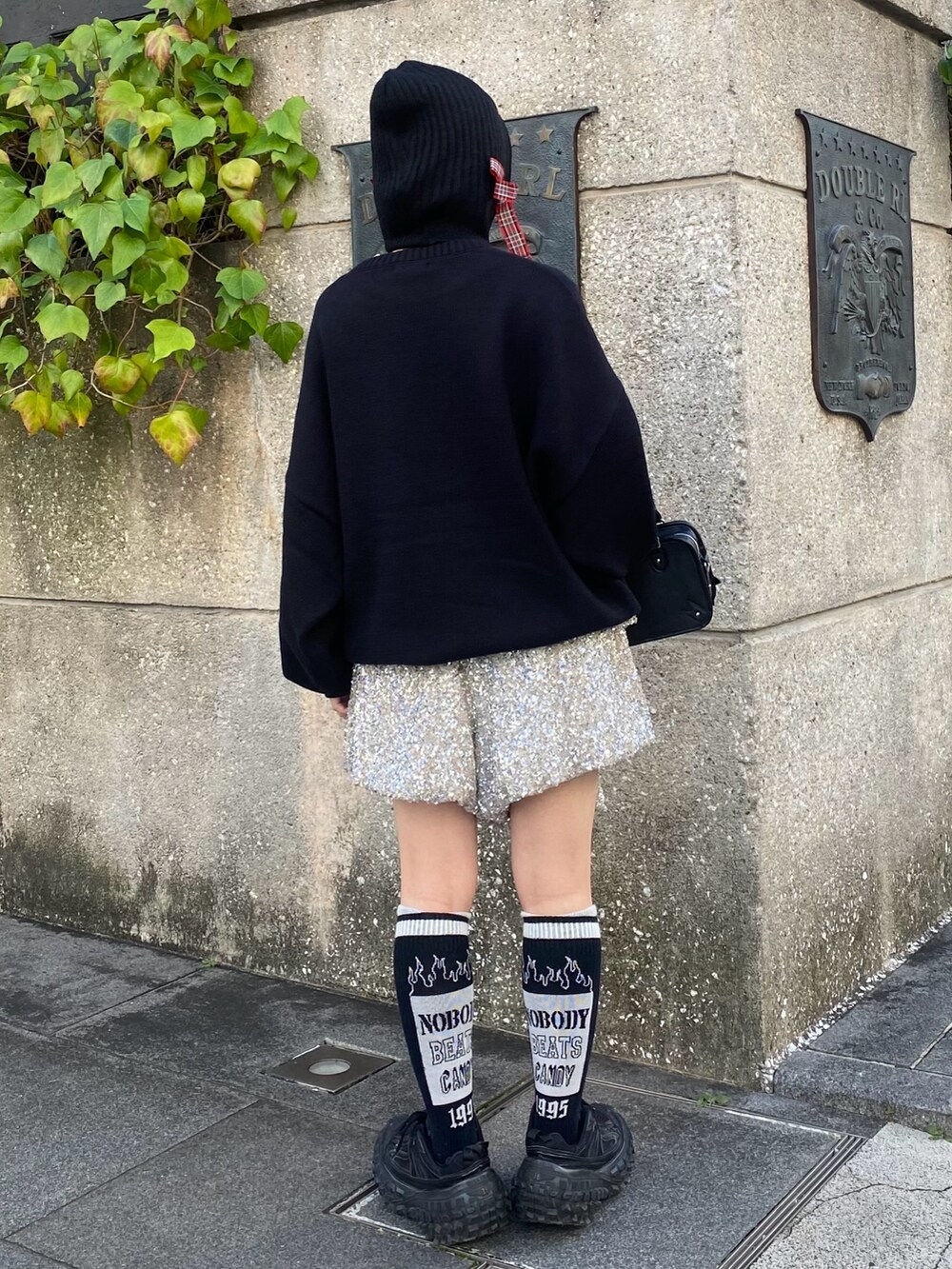 ブラック系のショルダーバッグ、シルバー系のその他パンツ、ブラック系のニット/セーターを着用したレディースの秋コーディネートの5枚目の写真