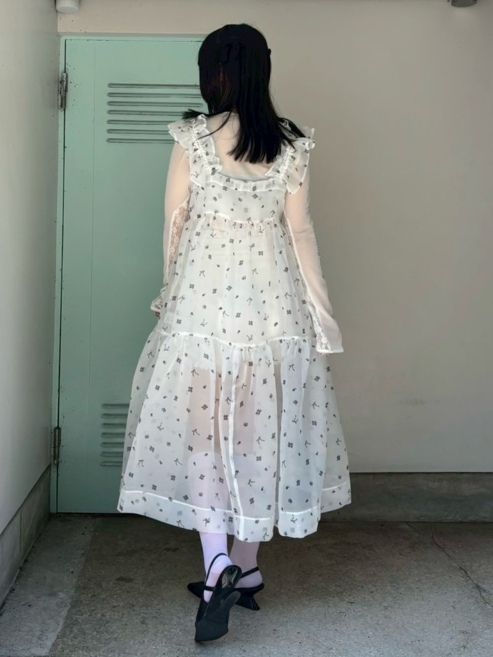 ホワイト系のその他パンツ、ホワイト系のワンピース、ホワイト系のTシャツ/カットソーを着用したレディースの夏コーディネートの5枚目の写真