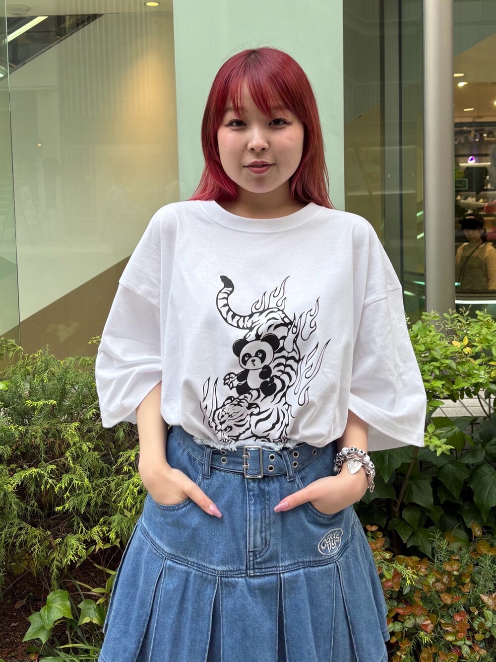 ブルー系のスカート、ホワイト系のTシャツ/カットソーを着用したレディースの春コーディネートの5枚目の写真