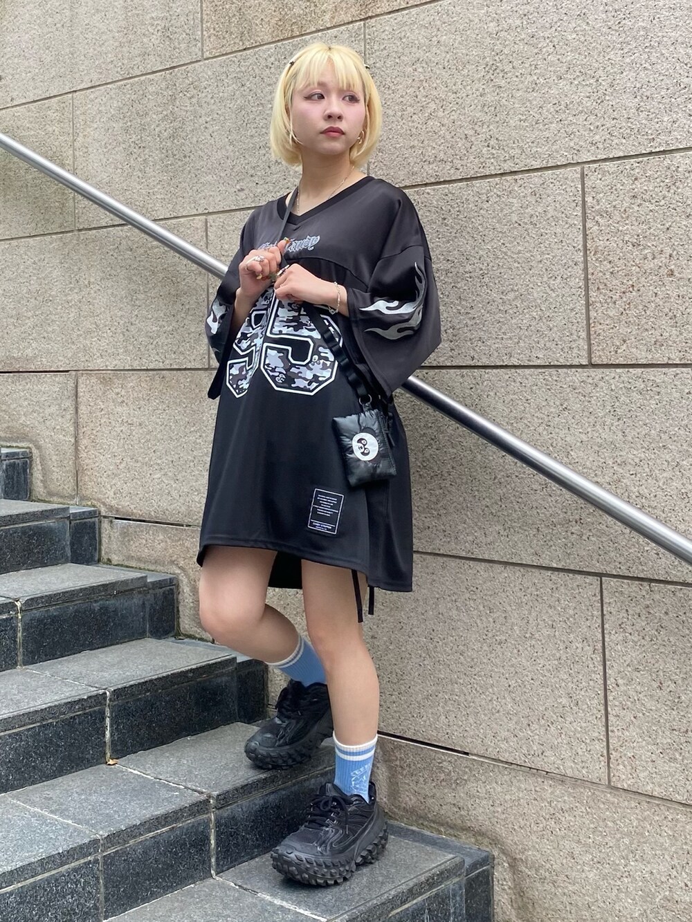 ブラック系のその他パンツ、ブラック系のTシャツ/カットソー、ブルー系のソックス/靴下を着用したレディースの夏コーディネートの2枚目の写真