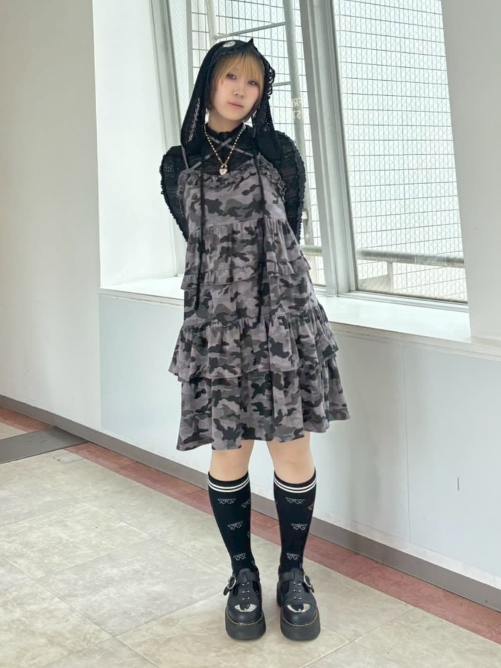 グレー系のワンピース、ブラック系のその他アウター、ブラック系のソックス/靴下を着用したレディースの夏コーディネートの2枚目の写真