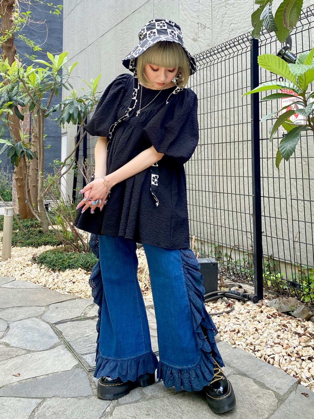 ブラック系のシューズ、ブルー系のデニムパンツ、ブラック系のその他トップスを着用したレディースの春コーディネートの2枚目の写真