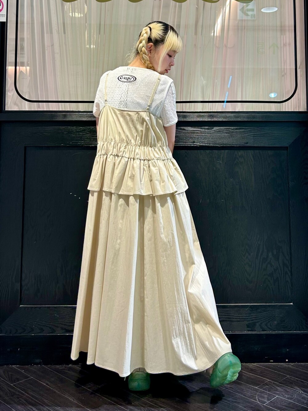 ホワイト系のTシャツ/カットソー、ホワイト系のワンピース、ベージュ系のワンピースを着用したレディースの夏コーディネートの4枚目の写真