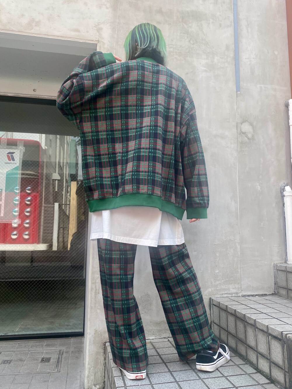 ホワイト系のTシャツ/カットソー、グリーン系のブルゾン、グリーン系のその他パンツを着用したレディースの夏コーディネートの2枚目の写真