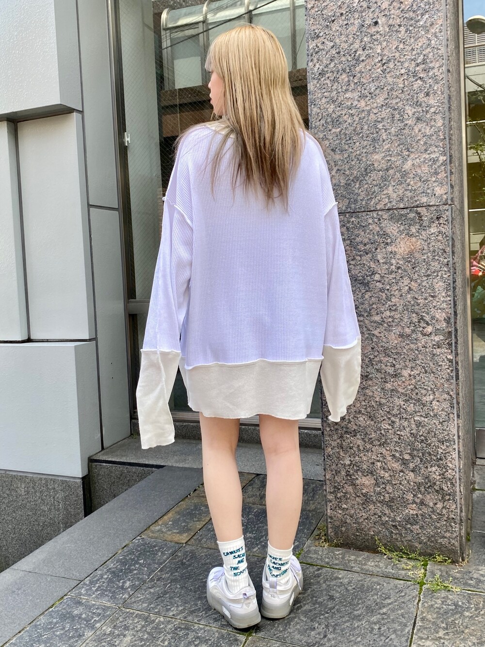 ホワイト系のTシャツ/カットソー、ホワイト系のソックス/靴下を着用したレディースの夏コーディネートの3枚目の写真