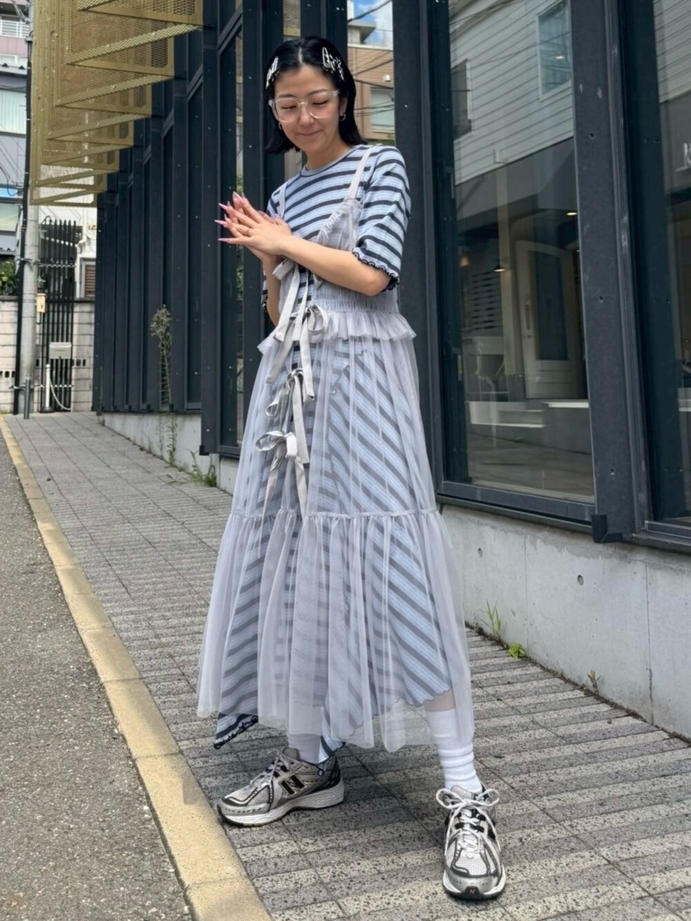 グレー系のワンピース、グレー系のワンピースを着用したレディースの夏コーディネートの2枚目の写真