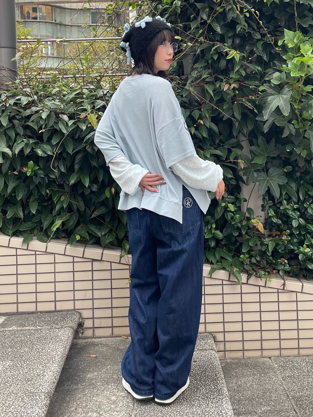 ブルー系のその他トップス、ブルー系のデニムパンツ、ブラック系のニットキャップ/ビーニーを着用したレディースの秋コーディネートの3枚目の写真