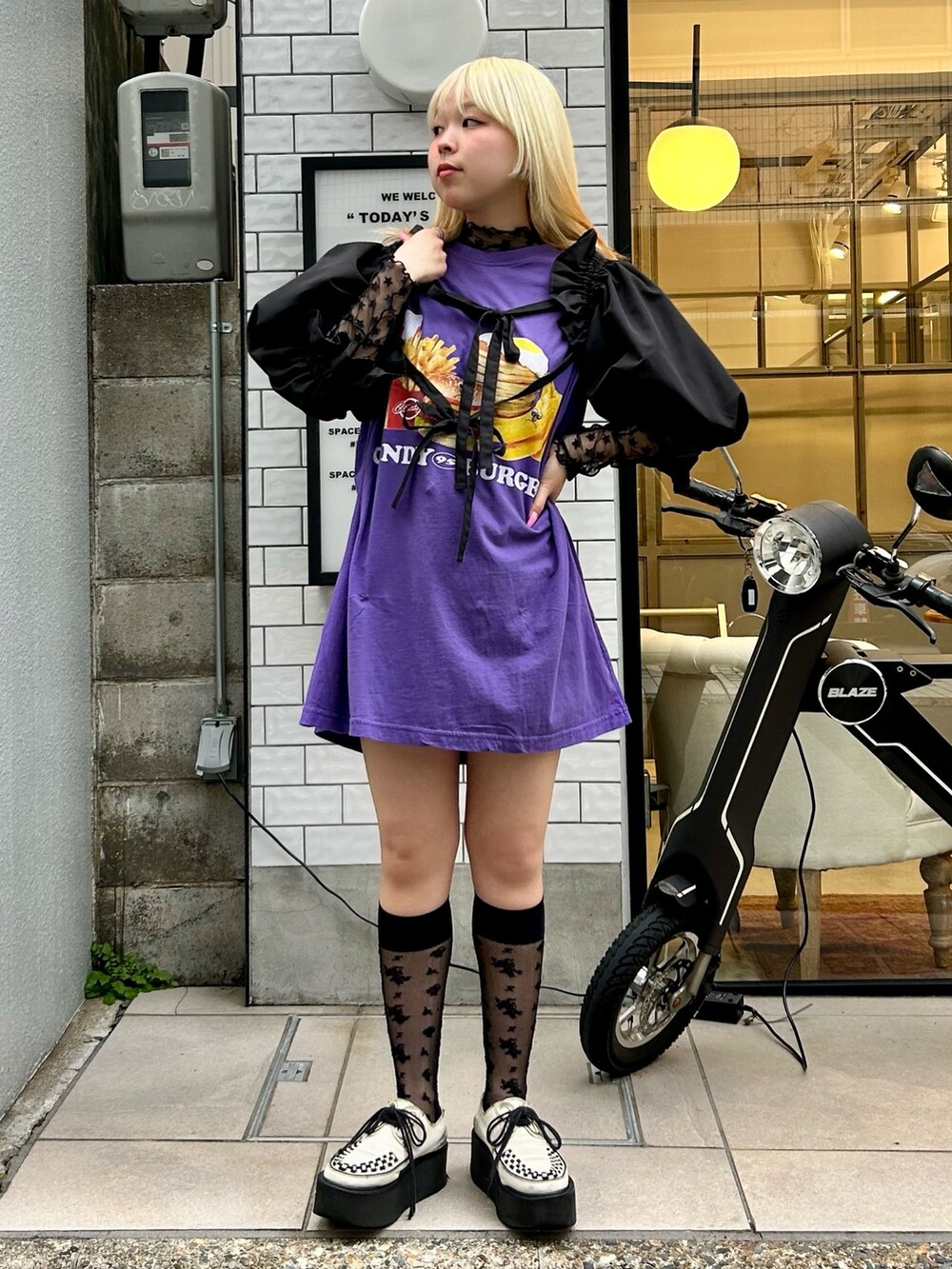 パープル系のTシャツ/カットソー、ブラック系のその他トップス、ブラック系のカーディガン/ボレロを着用したレディースの春コーディネートの3枚目の写真