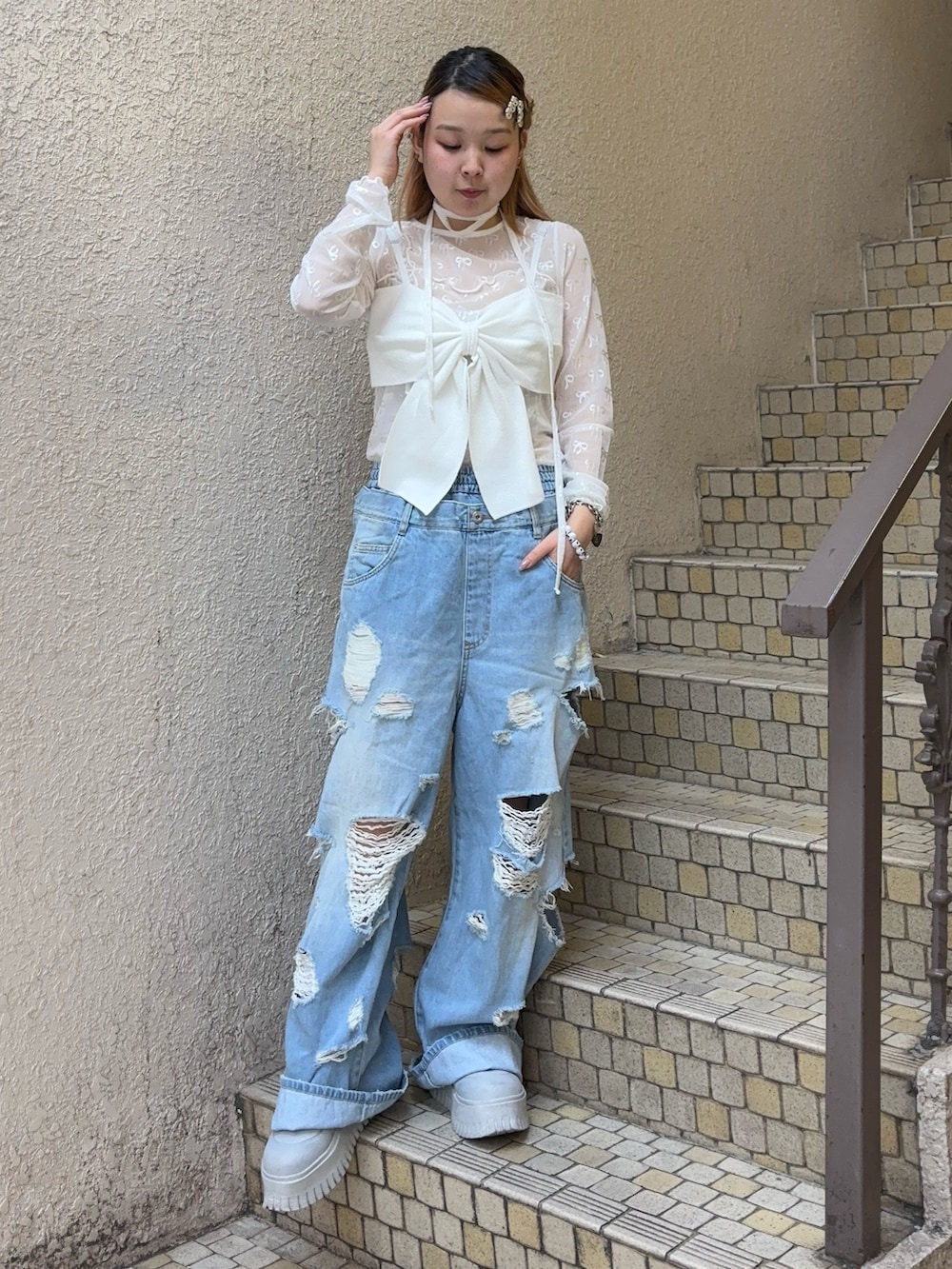 ホワイト系のその他トップス、ブルー系のデニムパンツ、ホワイト系のその他トップスを着用したレディースの春コーディネートの3枚目の写真