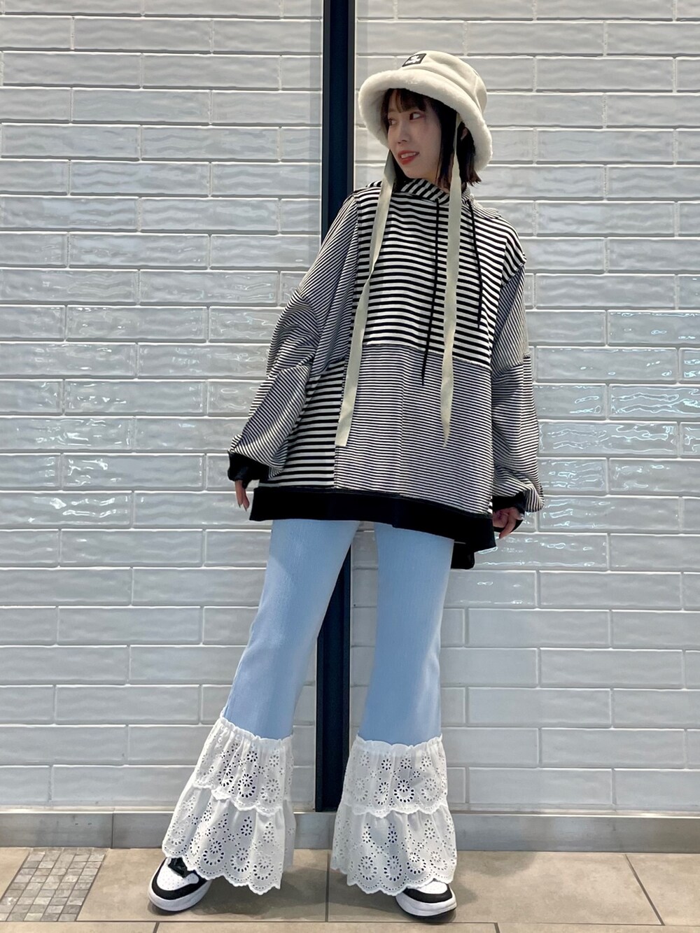 ブルー系のその他パンツ、ブラック系のパーカーを着用したレディースの春コーディネートの2枚目の写真