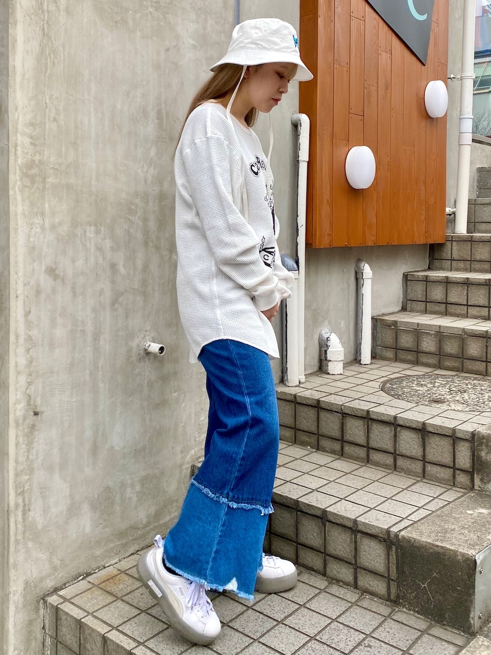 ブルー系のデニムパンツ、ホワイト系のTシャツ/カットソー、ホワイト系のハットを着用したレディースの冬コーディネートの3枚目の写真