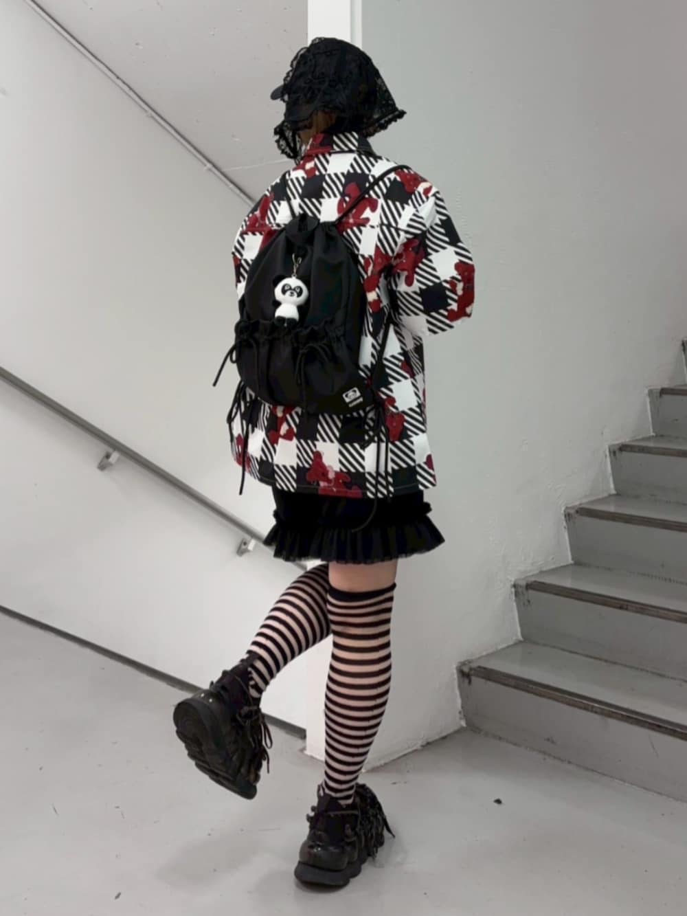 ブラック系のその他パンツ、ブラック系のバックパック/リュック、ブラック系のシャツ/ブラウスを着用したレディースの夏コーディネートの3枚目の写真
