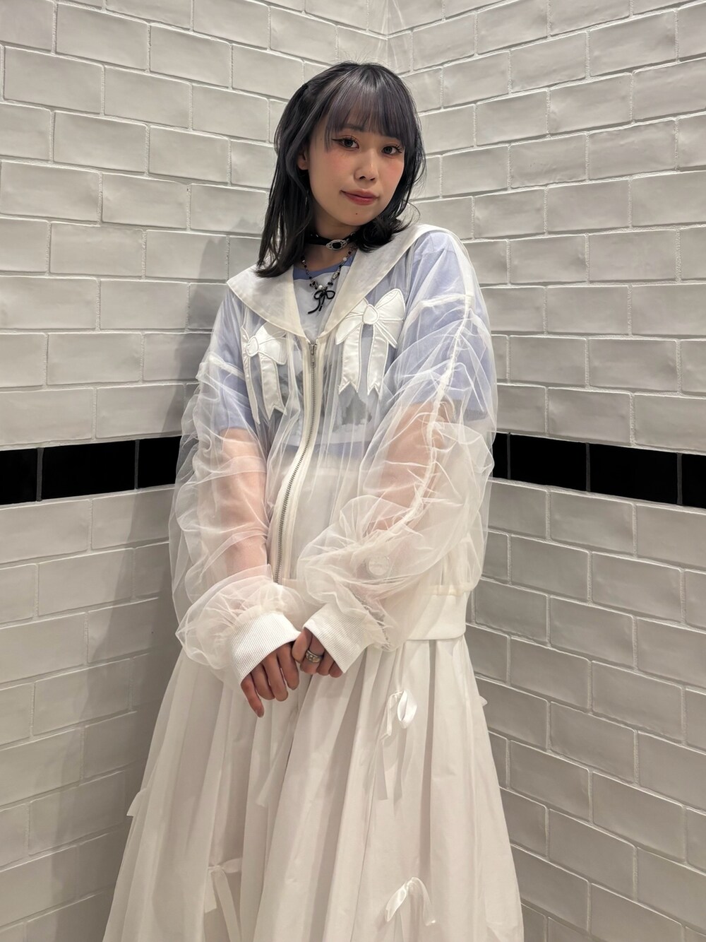 ホワイト系のブルゾン、ブルー系のTシャツ/カットソー、ホワイト系のスカートを着用したレディースの春コーディネートの4枚目の写真