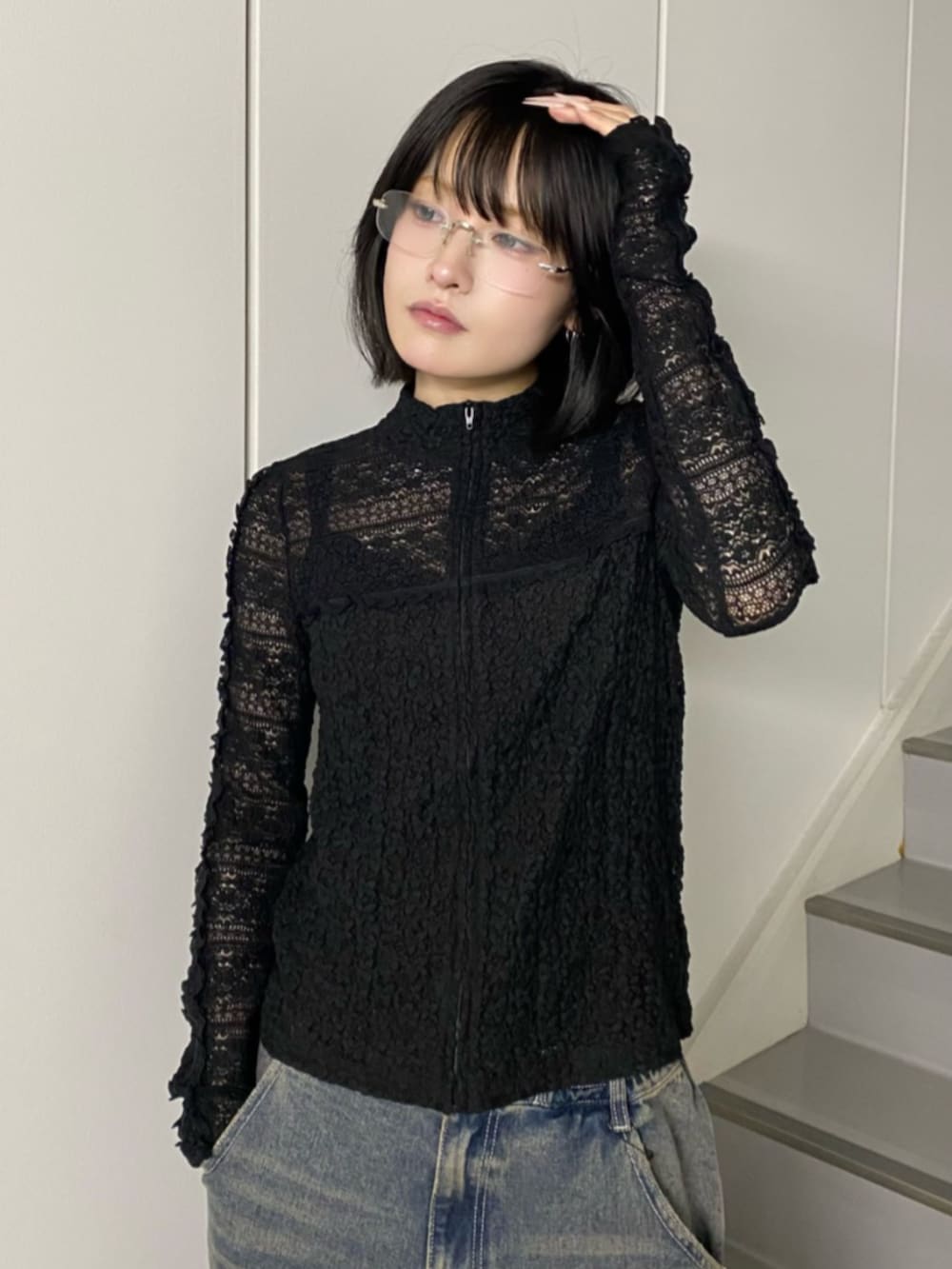 ブルー系のデニムパンツ、ブラック系のその他アウターを着用したレディースの夏コーディネートの3枚目の写真
